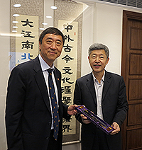 中大校長沈祖堯教授（左）向西交大黨委書記張邁曾教授贈送紀念品